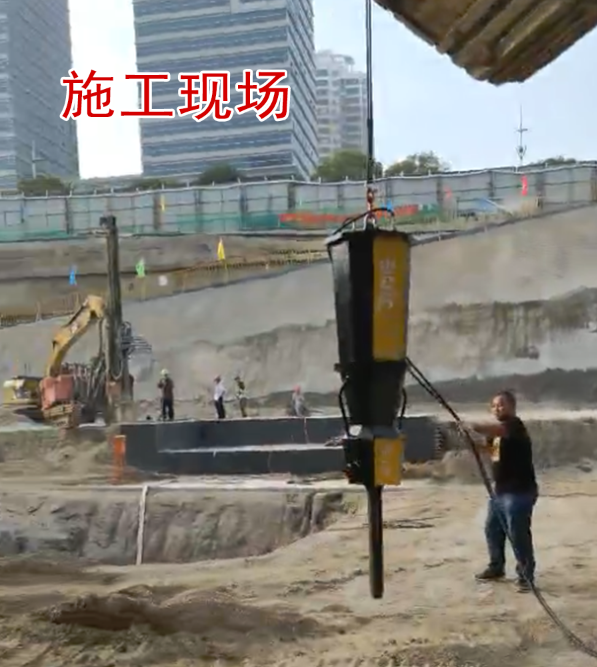 “愚公斧”动力十足城市建设基坑挖掘工程现场
